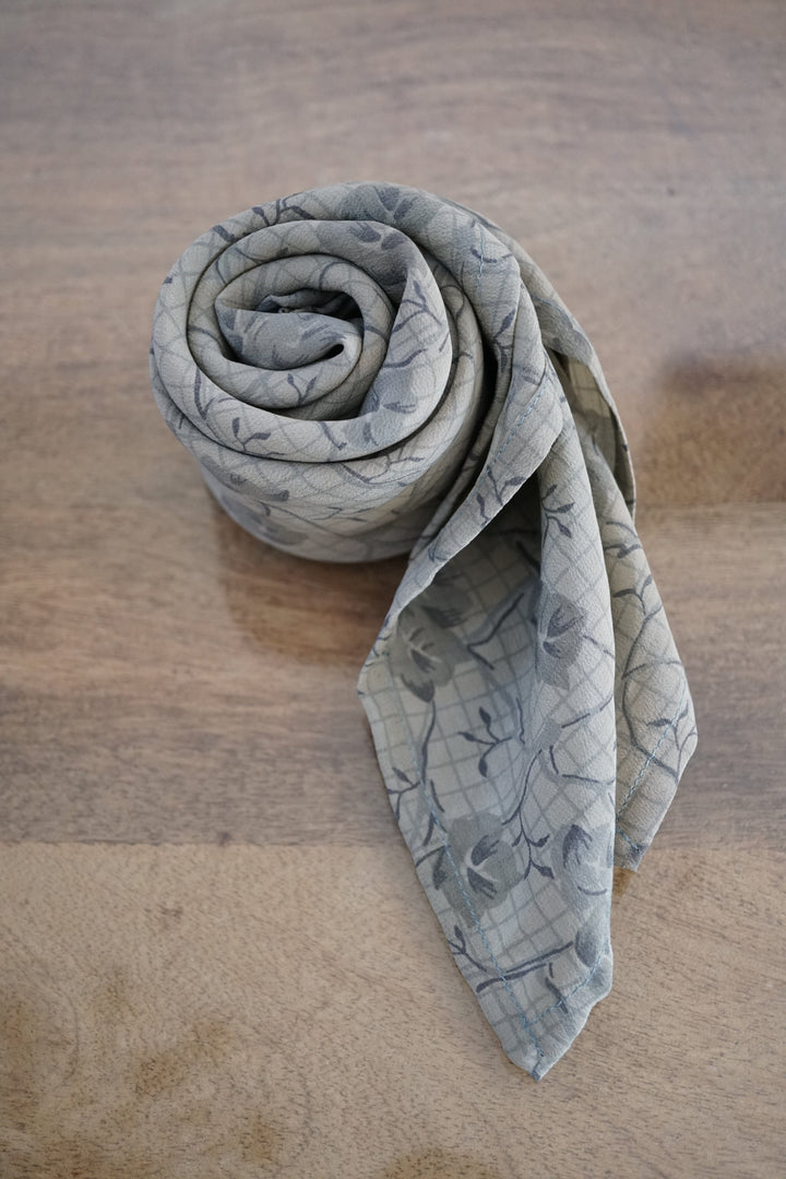 Upcycled Crepe Silk Neckerchief Fall/ Winter Collection Accessories Bayou with Love feuilles grises 25x25 